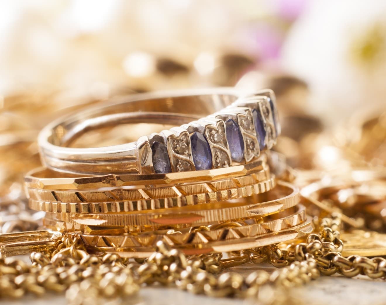 Expert en bijouterie évaluant des bijoux en or à Ruffec