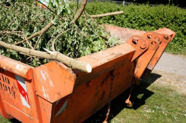 Benne déchets verts remplie de branches et végétaux à Cucuron