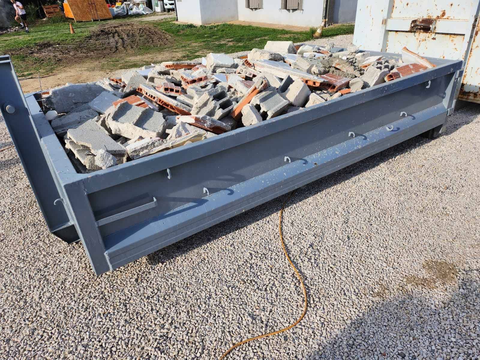 Benne gravats chantier à Saran — démolition et rénovation