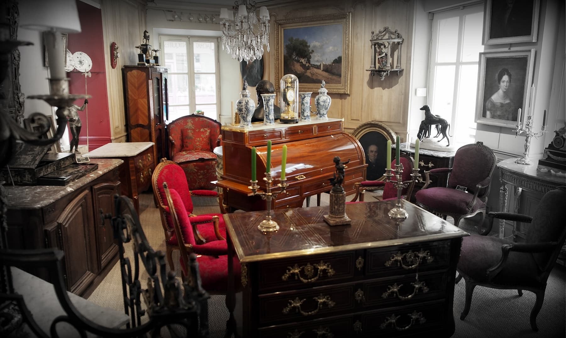 Expert antiquaire réalisant une estimation gratuite à domicile à Ruffec