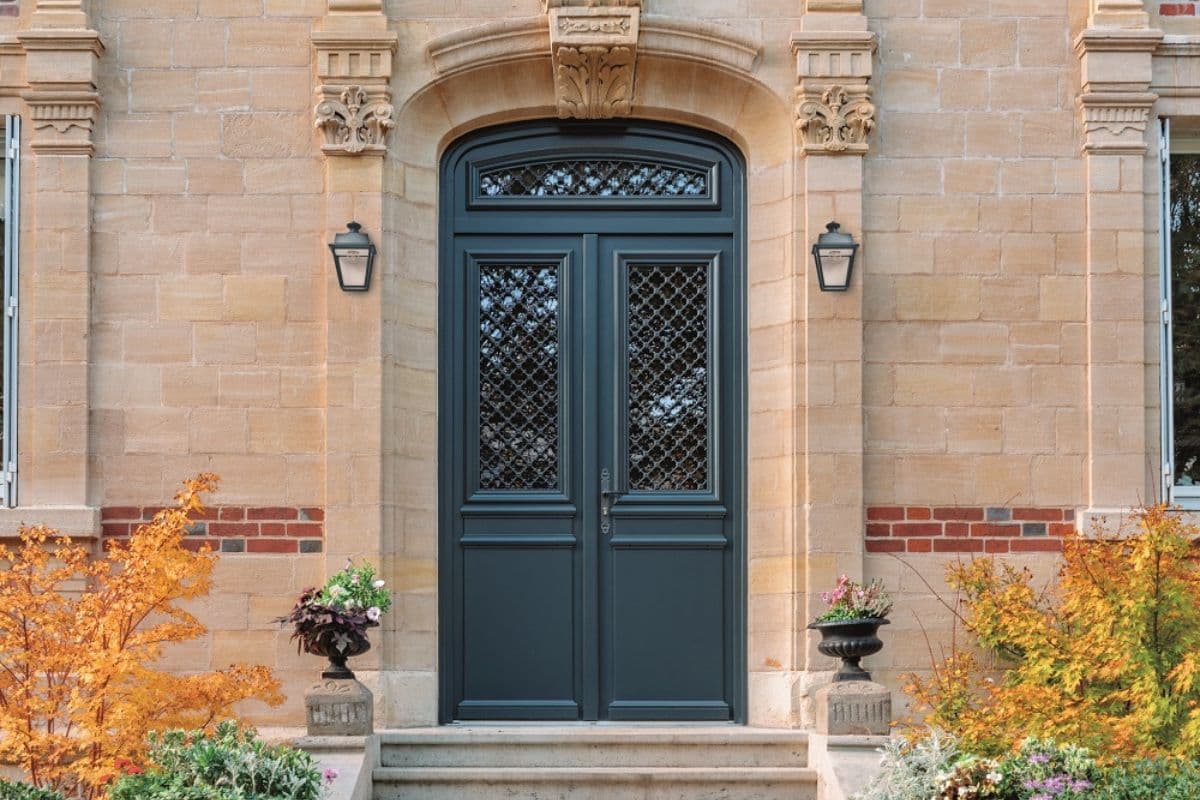 Installation porte d'entrée sécurisée par menuisier professionnel