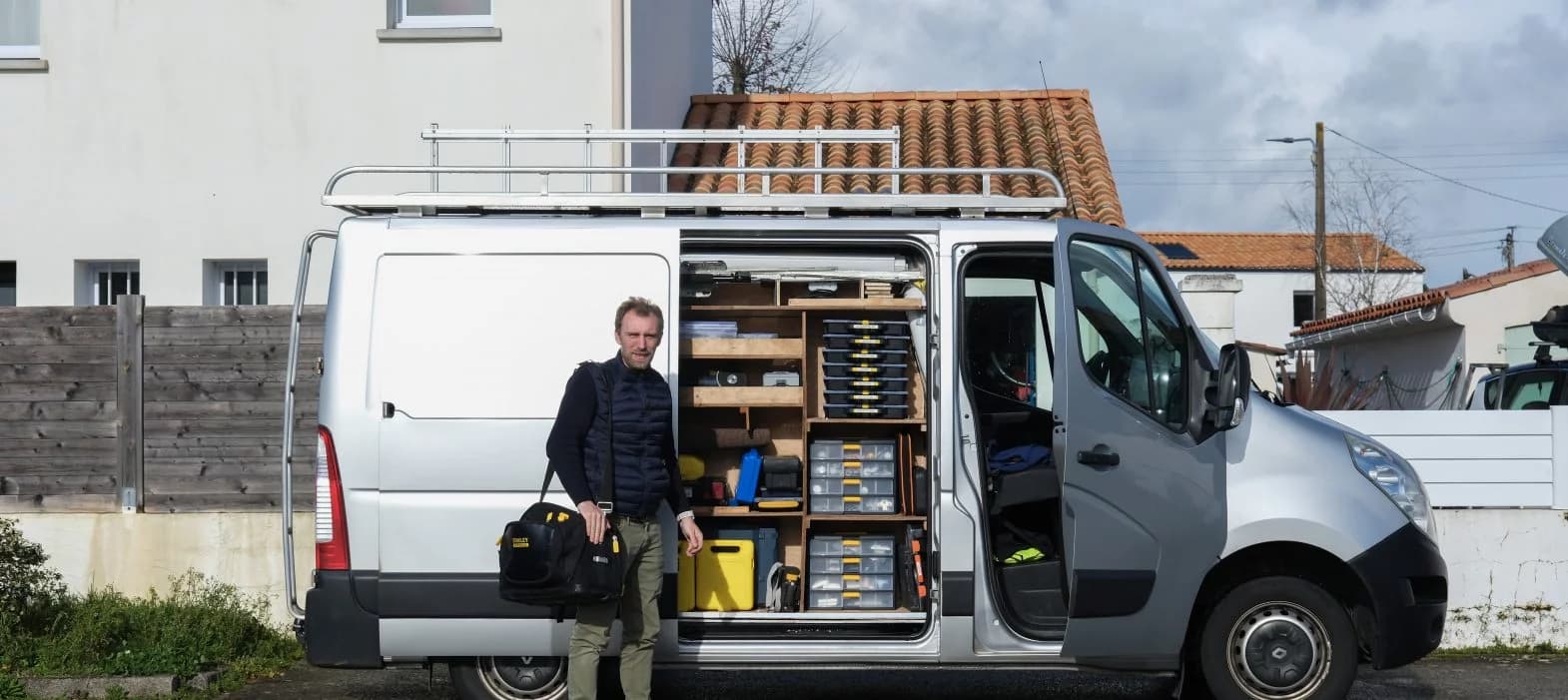 Technicien professionnel Debarreo intervenant sur volets roulants à Lanas - Installation et dépannage certifié