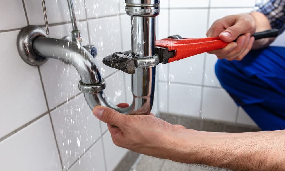 Fuite d’eau : que faire en attendant le plombier ?