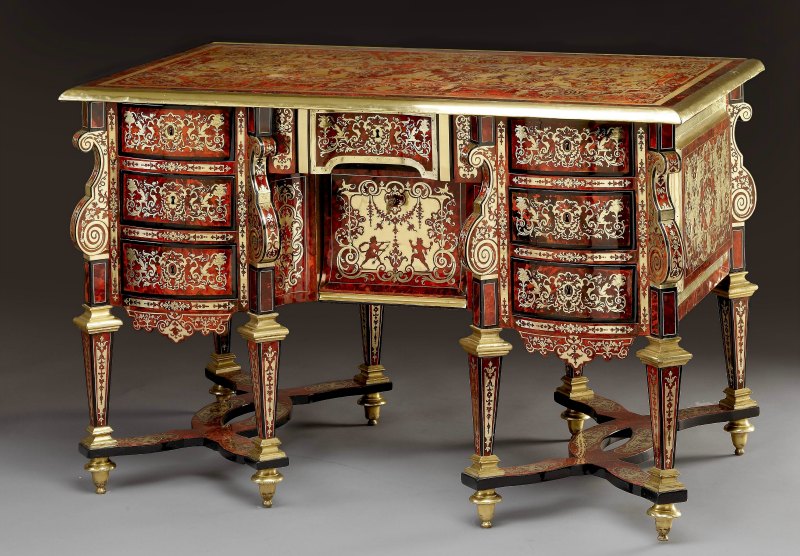 Expert en mobilier ancien lors d'une estimation à Aurillac