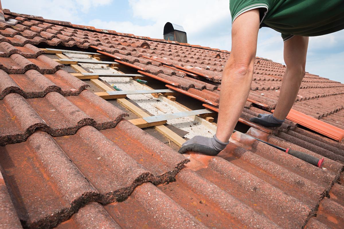 Couvreur professionnel en intervention