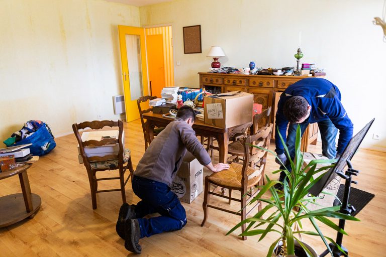 Équipe professionnelle de débarras en action