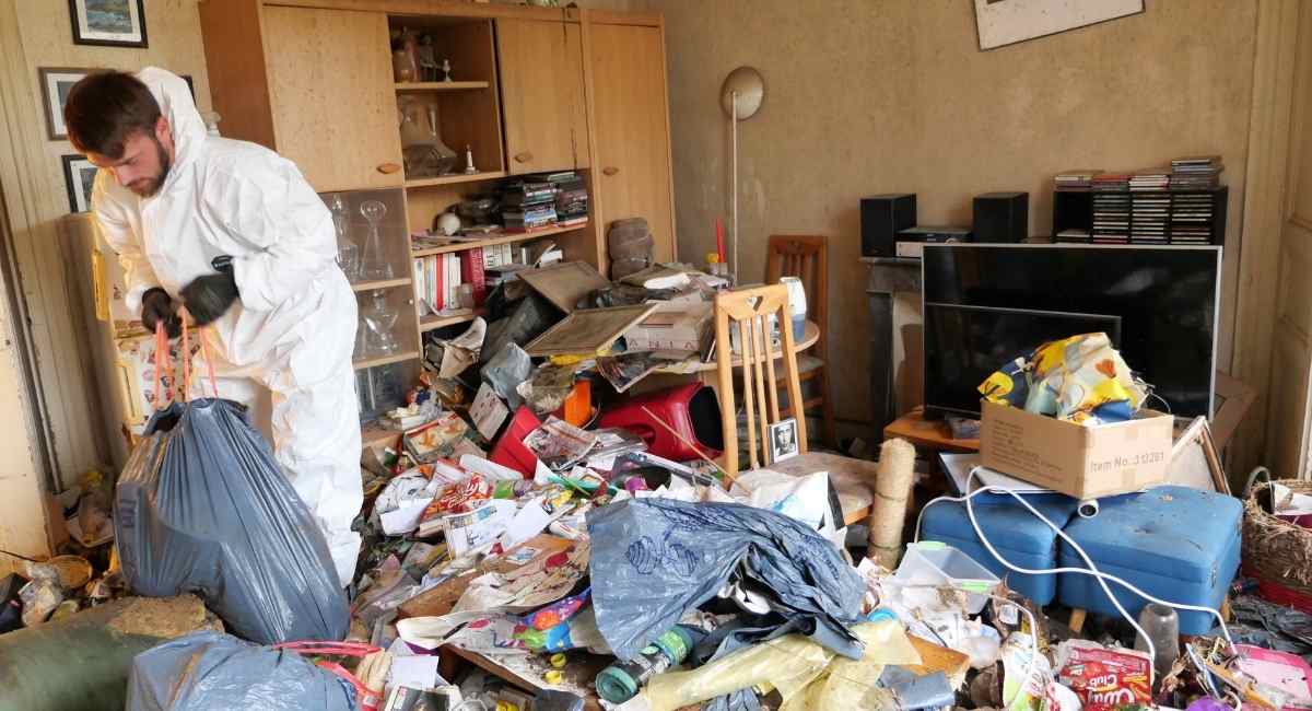 Équipe Debarreo intervenant dans un logement encombré à Labruguière
