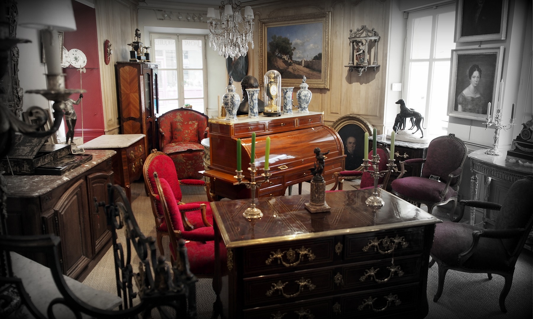 Expert antiquaire réalisant une estimation gratuite à domicile à Aurillac
