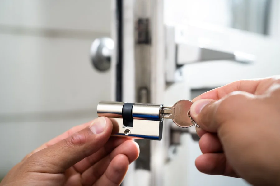 Installation de serrure haute sécurité par un serrurier certifié