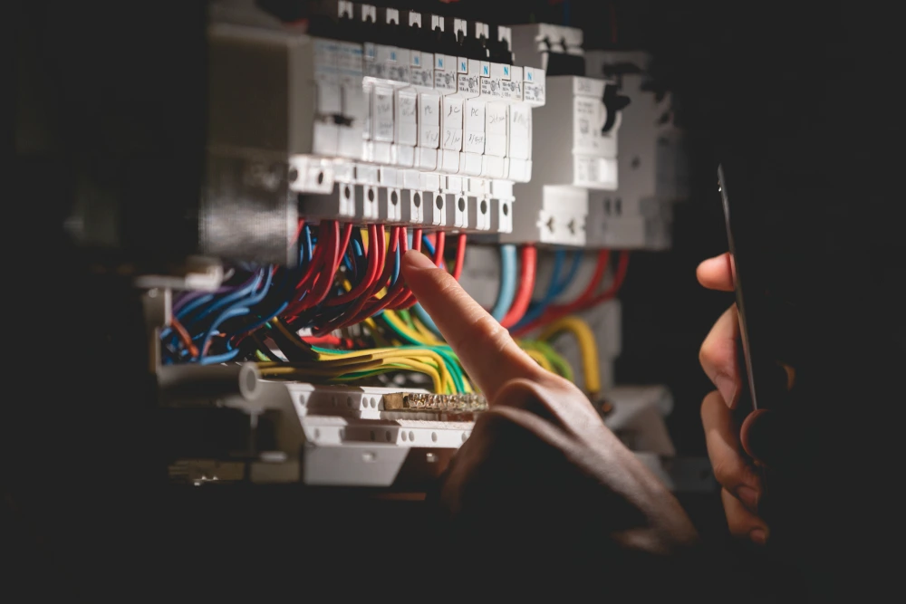 Électricien professionnel en intervention à domicile