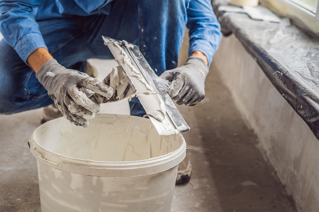 Plâtrier professionnel en intervention