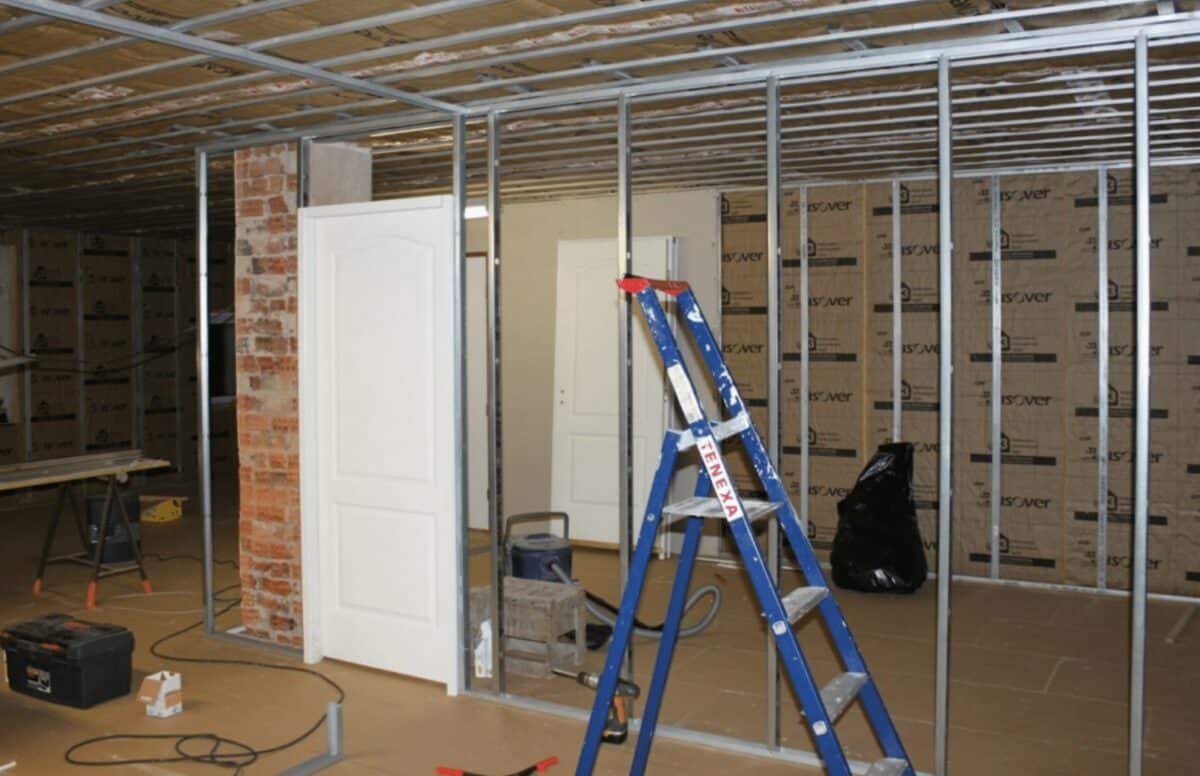 Plâtrier posant des plaques de plâtre à Vierzon